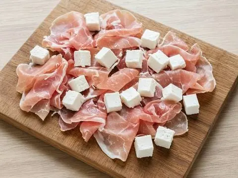 Pršut sa sirom — Predjela u Demo Restoran